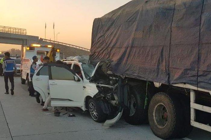 Daihatsu Terios terkelupas, menancap di pantat truk, korban tewas seniman ketoprak