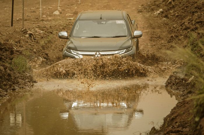 Mitsubishi New Triton mencoba melewati obstacle berupa kubangan lumpur untuk menguji wading depth