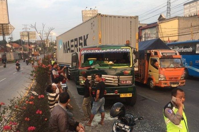 Kecelakaan karambol terjadi di Jalan Walisongo, Kota Semarang, tepatnya di lampu merah depan Pasar Jrakah, Rabu (14/8/2018) sore. 