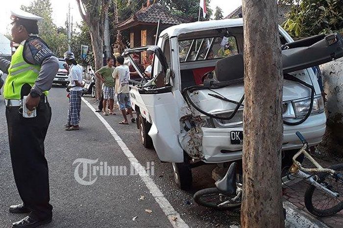 Bocah 10 Tahun Ditabrak Suzuki Carry Pikap di Buleleng, Sopir Terjepit di Kemudi. 