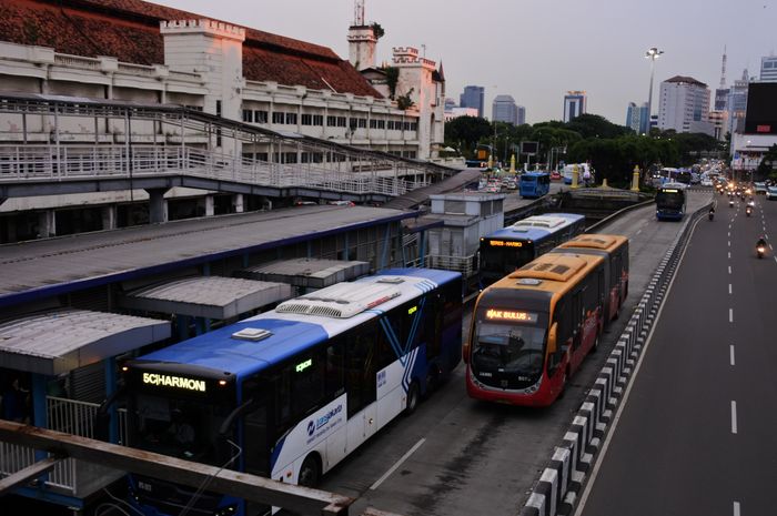 Trans Jakarta di Halte Harmoni, Jakarta.