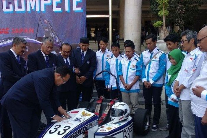 Rektor UNY saat me-launching mobil FG-19 UNY yang akan dilombakan dalam Formula SAE Japan pada 27-31 Agustus 2019 mendatang.