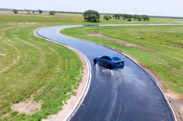 BMW M2 yang dites pada lintasan basah, menggunakan campuran ban mahal dan ban murah.