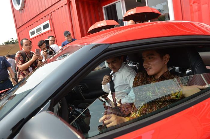 Dua pengusaha muda, Kaesang dan Gibran melakukan kunjungan ke pabrik Toyota Astra Motor (TAM)