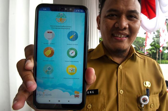 Pegawai pemprov DKI menunjukan aplikasi e-Uji Emisi kendaraan ketika peluncuran di Balai Kota DKI Jakarta, Selasa (13/8)