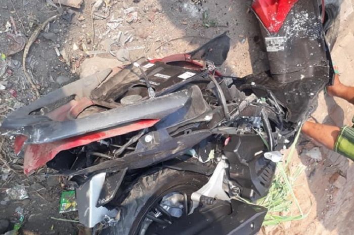 Honda Vario 150 hancur ditabrak kereta api di Sidoarjo.