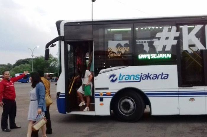 Salah satu transportasi umum di Jakarta.