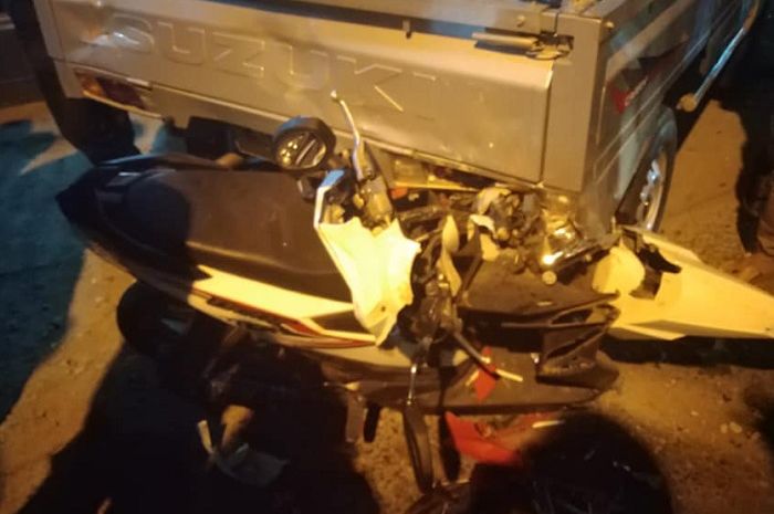Honda Vario hancur ditabrak angkot di Pondok Gede, Jaktim.