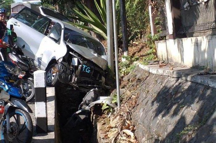 Sebuah mobil avanza mengalami kecelakaan di Jalan Perintis Kemerdekaan tepatnya di depan kodam IV Diponegoro, Pudakpayung, Banyumanik, Semarang, Minggu (18/8/2019).