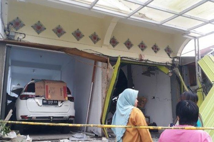 Sebuah ledakan tabung gas menghancurkan rumah dan merusak Toyota Fortuner serta satu pikap dan tiga mobil lain di Jambi