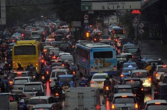 Ilustrasi kepadatan jalan akibat populasi kendaraan yang tinggi