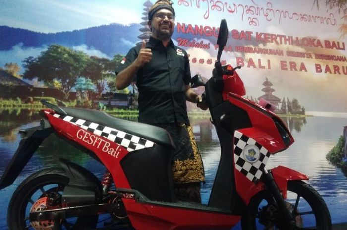 Direktur Operational WIKA Industri Manufaktur Ahmad Arief saat memperkenalkan motor listrik Gesits kepada warga Bali