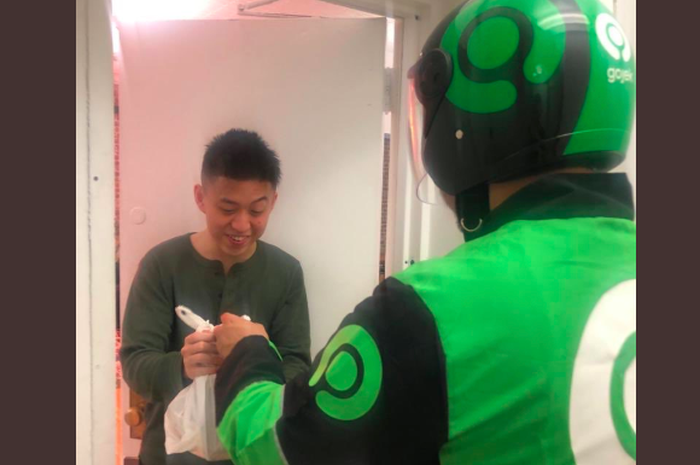 Ilustrasi. Driver ojek online mengantar pesanan makanan ke customer