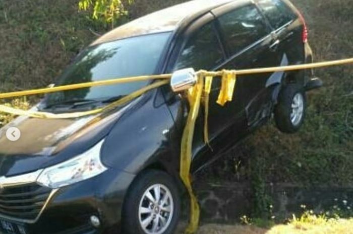 Toyota Avanza terjungkal di parit tol Purbaleunyi akibat ditabrak sedan hitam misterius