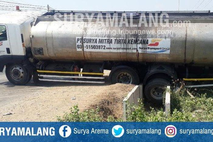 Truk tangki terperosok ke parit di Jalan Raya Daendels, Kecamatan Manyar, Gresik, Senin (19/8/2019)
