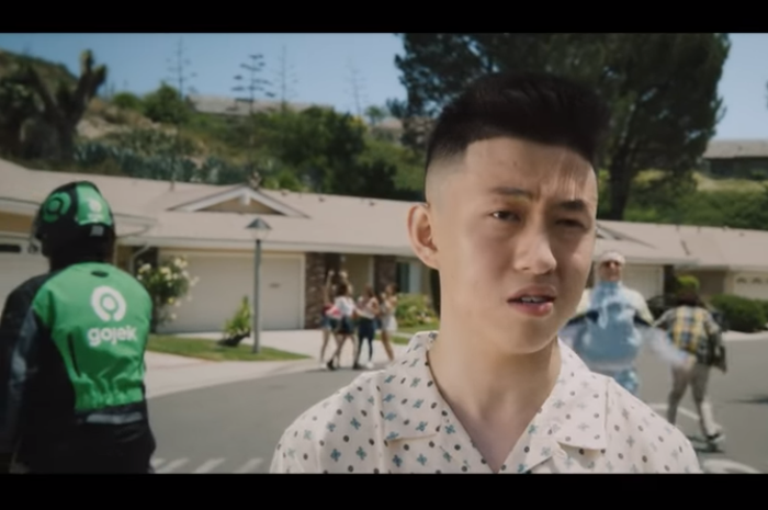 Gojek nampak dalam video clip rapper Indonesia, Rich Brian, yang sedang syuting di Amerika