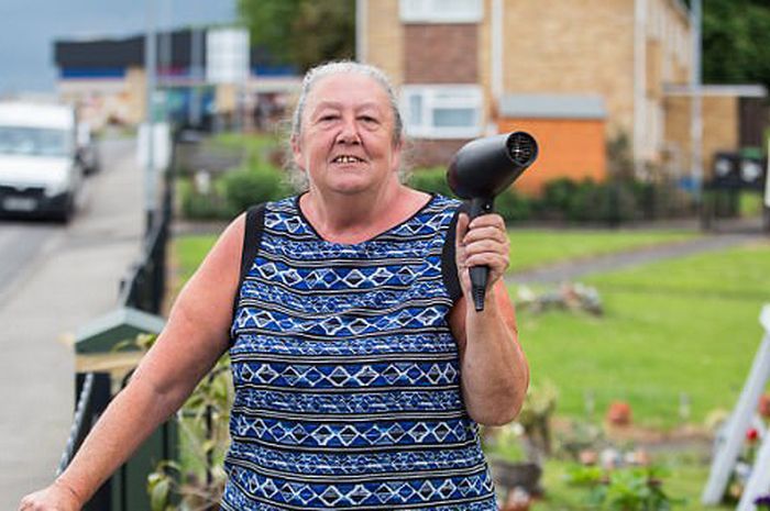 Nenek menggunakan hairdyer agar kendaraan tidak ngebut saat lewat di depan rumahnya