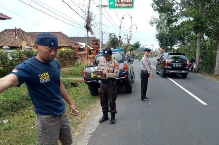 Polisi saat melakukan olah TKP di lokasi kejadian, Senin (19/8/2019).  