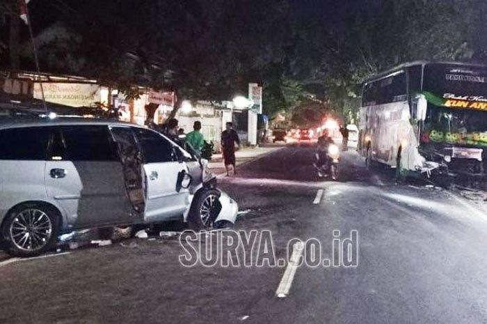 Toyota Innova yang menghantam bus pariwisata di jalan nasional Desa Pragaan Laok, Kecamatan Pragaan Sumenep KM - 35, Senin (19/8/ 2019) dini hari.