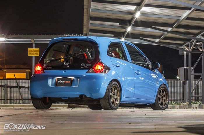 Tampilan belakang Honda Brio lawas dengan tenaga 300 dk