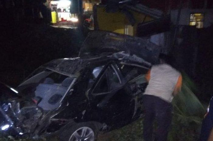Toyota Vios hancur hajar rumah warga dan terjungkal ke parit di Baturraden, Banyumas, Jateng