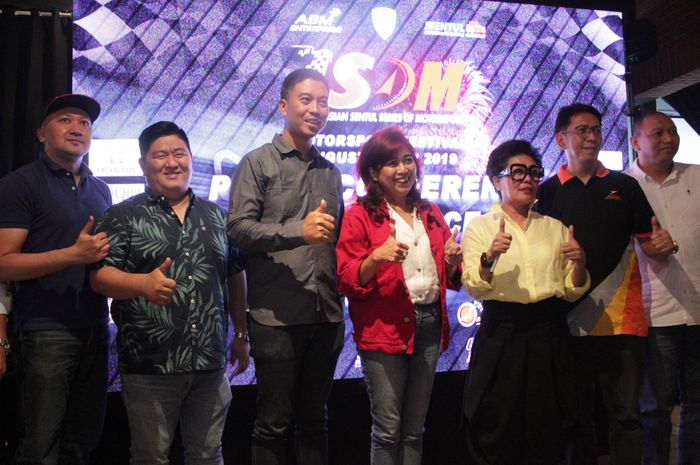 Para punggawa ISSOM Night Race 2019 bersama pimpinan para promotor balap