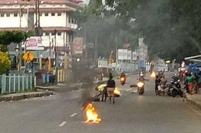 Ilustrasi pemblokiran jalan karena kerusuhan di Manokwari, kemarin (19/8/2019).