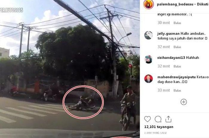 Screen capture video seorang pria asyik teleponan saat mengendarai motor jatuh tersungkur di jalan raya