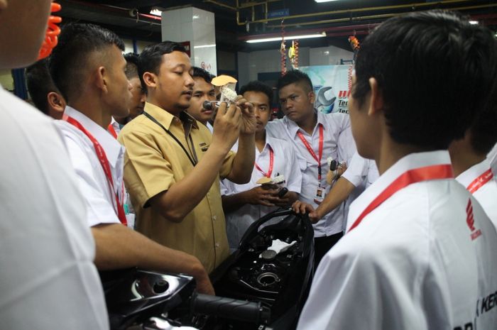 Peserta AHYPP menerima pelatihan di Astra Honda Training Center Jakarta