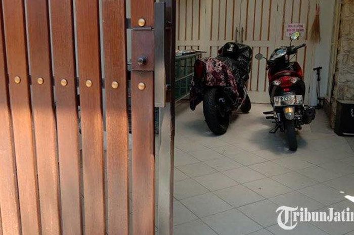 Teras rumah tempat hilangnya sepeda motor korban di perumahaan Graha Tirta Raya I / No. 7, Kecamatan Waru, Sidoarjo, Rabu (21/8/2019). 