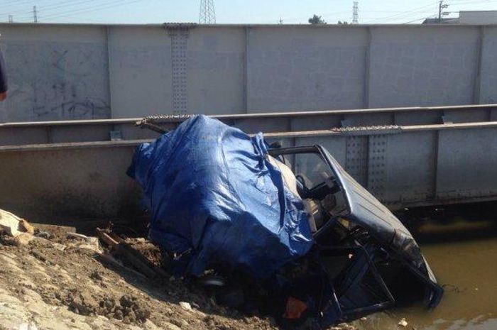 Toyota Kijang Grand yang rusak parah setelah tertabrak kereta api