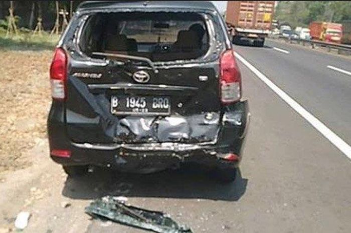 Kondisi Toyota Avanza yang menjadi salah satu korban kecelakan karambol di Tol Sidoarjo