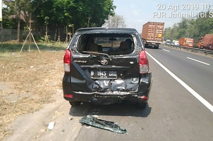 Toyota Avanza korban kecelakaan beruntun di tol Sidoarjo