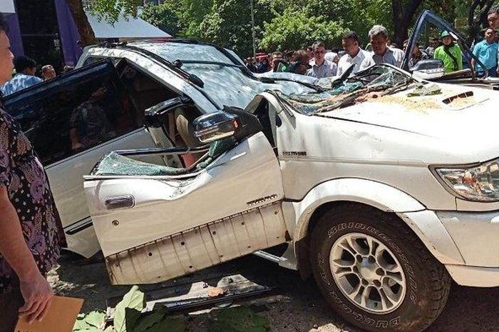 Isuzu Panthernyaris terpotong setelah tertimpa pohon saat sedang parkir