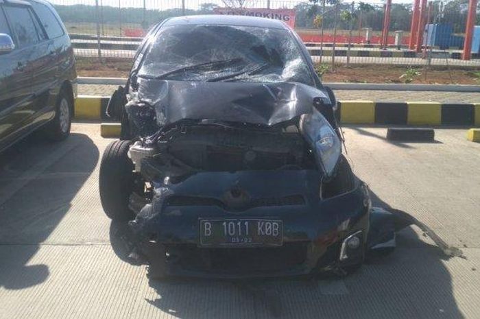 Kondisi mobil Yaris yang mengalami kecelakaan di KM 333 ruas tol Pemalang-Batang. 