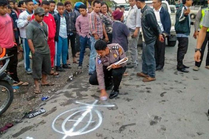 Polisi melakukan olah TKP adu banteng Honda Supra X vs Honda Sonic 