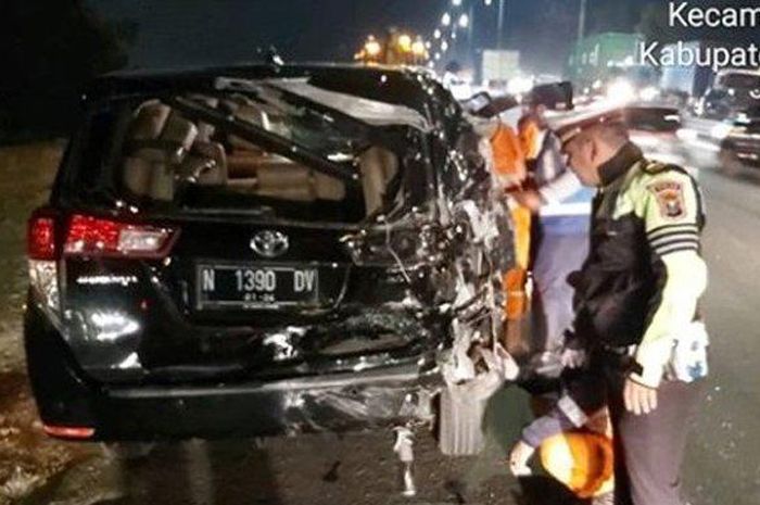 Toyota Innova korban kecelakaan 5 kendaraan tabrakan beruntun di Tol Sidoarjo Rabu (21/8/2019)