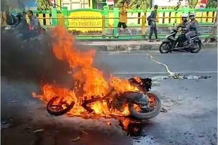 Yamaha Mio J terbakar di tengah jalan alun-alun Tasikmalaya, Jawa Barat, Rabu (21/8/2019)