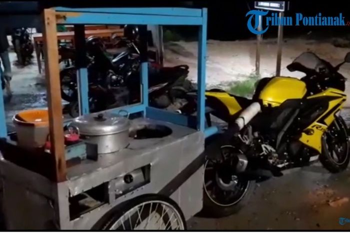 Penjual siomay naik motor sport Yamaha R15