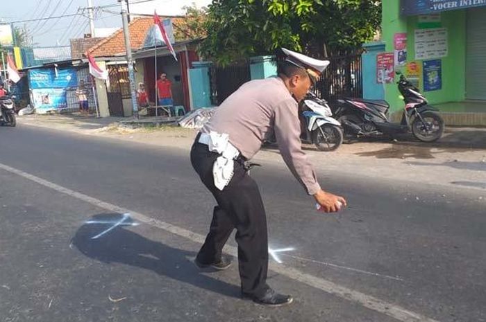 Petugas Satlantas Polresta Sidoarjo melakukan olah TKP tabrakan motor Supra dengan Honda CBR di Jalan Raya Klopo Sepuluh, Desa Klopo Sepuluh, Sukodono, Sidoarjo, Jumat (23/8/2019). 