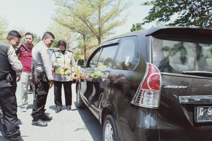 Petugas kepolisian melakukan olah TKP perampokan dengan modus pecah kaca mobil yang menimpa Kepala SD Negeri Lengkong 2, Brebes, Mahyarudin (58), Jumat (23/8/2019).