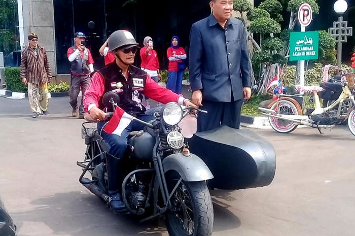 Inspektur upacara memasuki lapangan upacara