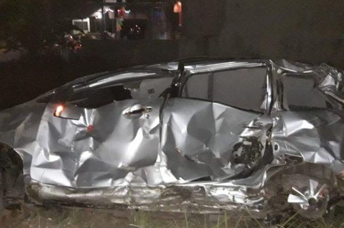Toyota Avanza ringsek setengah bodi setelah terlibat kecelakaan dengan kereta api semen