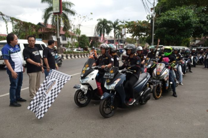 Peserta MAXI Yamaha Day memulai turing menuju lokasi perayaan di wisata Kiram Park, Banjarbaru, Kalimantan Selatan