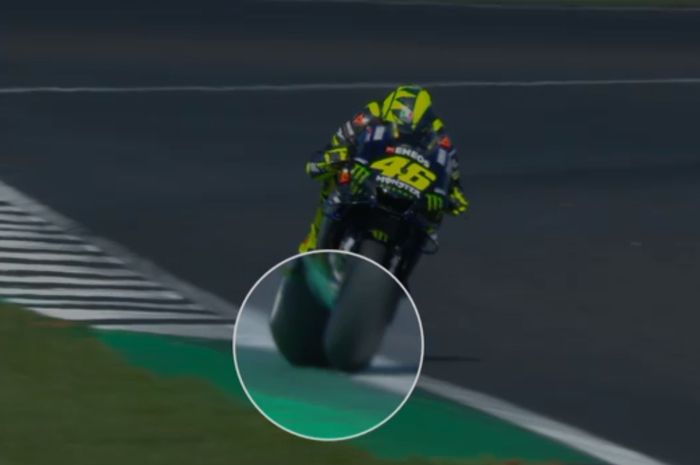 Valentino Rossi dinilai tak melanggar trek limit setelah diperiksa detail melalui photo-review di FP2 MotoGP Inggris