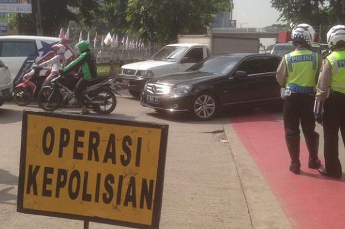 Polisi menggelar Operasi Simpatik di Jalan Raya Latumenten, Jembatan Besi, Jakarta Barat