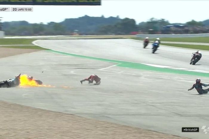 Tabrakan antara Quartararo dan Dovizioso di awal lap mengakibatkan motor Dovizioso terbakar di tempat