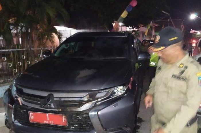 Mitsubishi Pajero Sport Bupati Tegal diserang oleh orang tak dikenal.