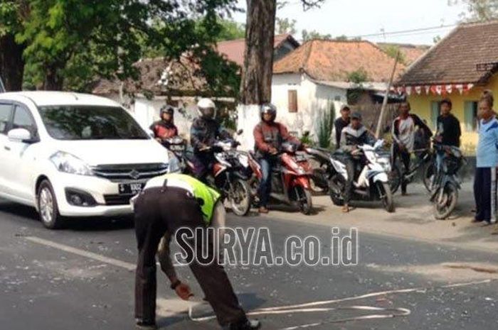 Kecelakaan dua sepeda motor di Mojokrapak, Jombang. Polisi sedang melakukan olah tempat kejadian perkara. 