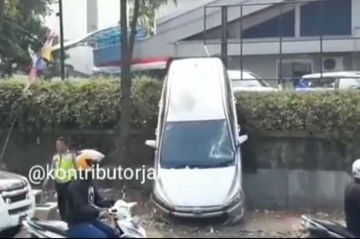 Toyota Kijang Innova terjungkal dari parkiran